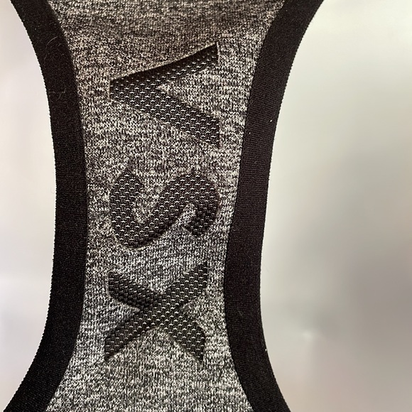 VICTORIA’S SECRET VSX SPORT Zip front sports bra, size 34B, excellent condition! - Picture 5 of 10
